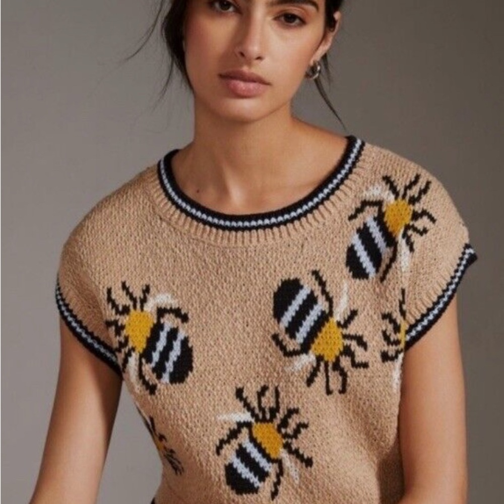 Chic Bee Pattern Knit Top